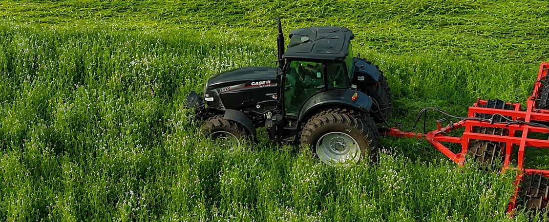 Trator Brekal trabalhando no campo