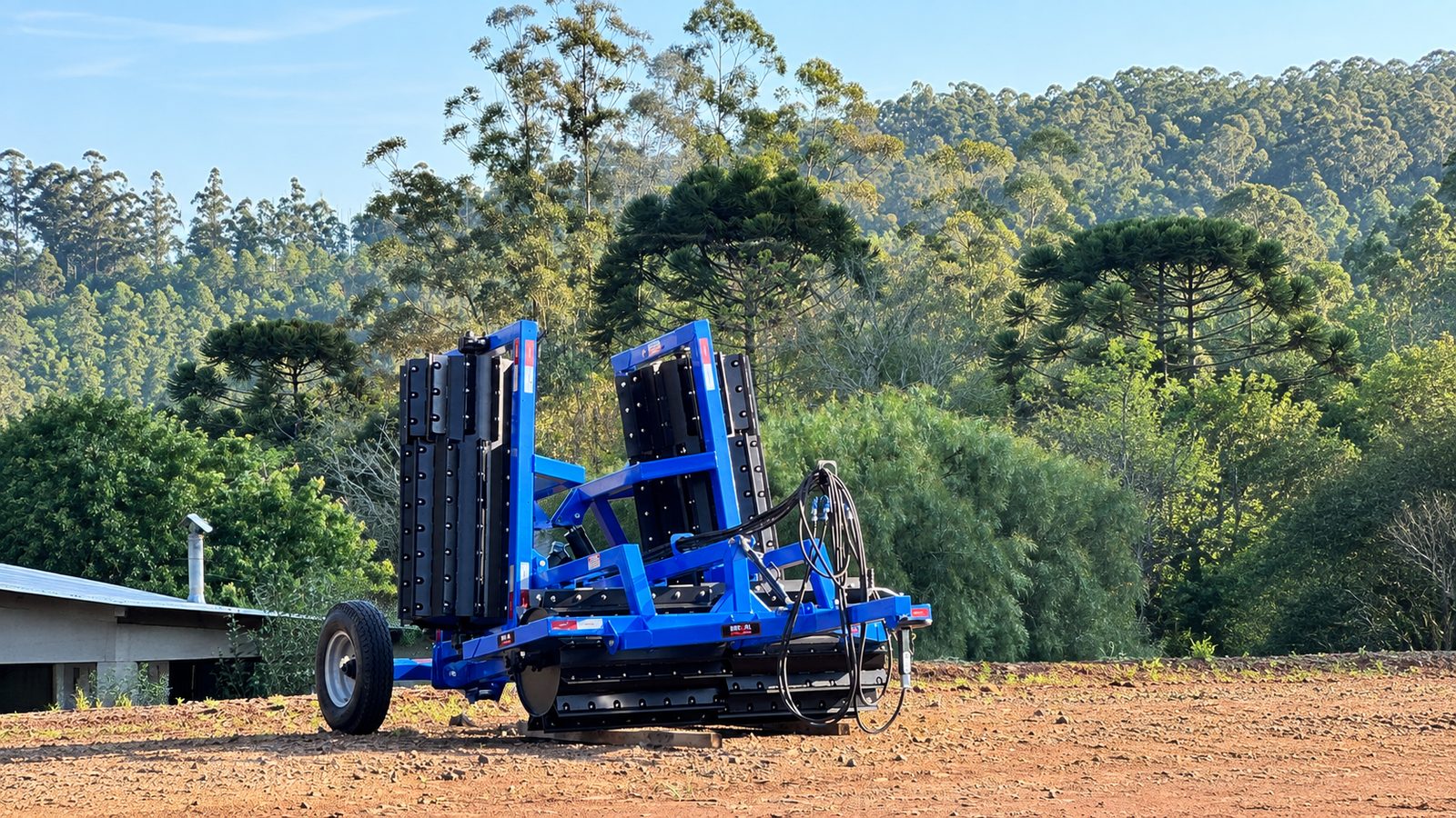 Rolo Faca Agrícola Brekal em operação no campo